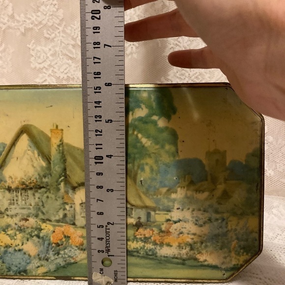 PRICE REDUCTION English Cottage Scene Vintage Tin Box Made in England - Picture 11 of 12